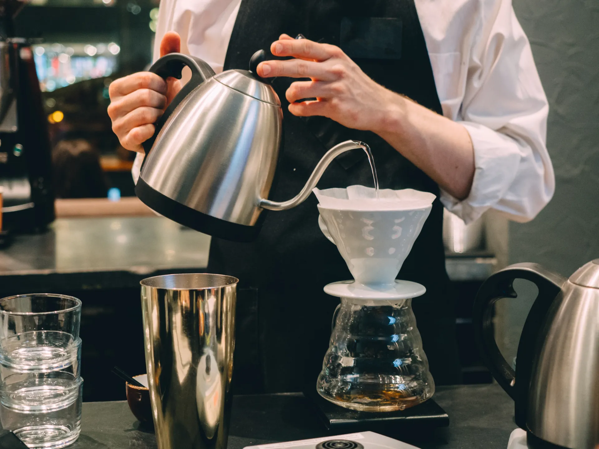 Barista pour-over kávét készít a fesztiválon