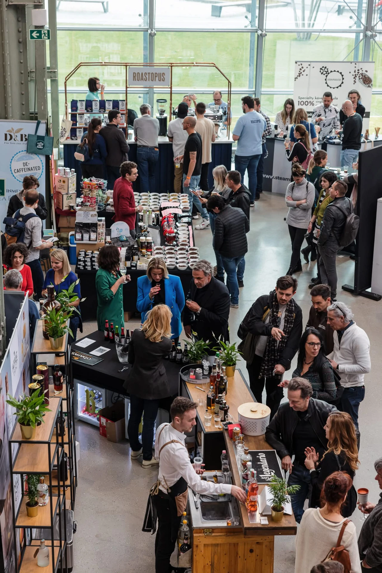 Barista kávét kóstoltat a Millenáris D csarnokban